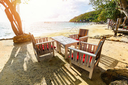 海滩观浪和岸风景桌椅和坐的热带岛屿在泰国度假时有海洋蓝天背景背景图片