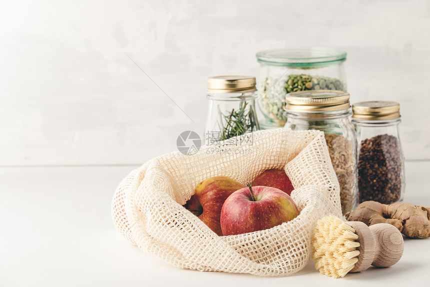 红苹果装在可再用棉花袋和玻璃罐中的红苹果含有意大利面扁豆类大米干草药零废物回收利用可持续生活方式概念图片
