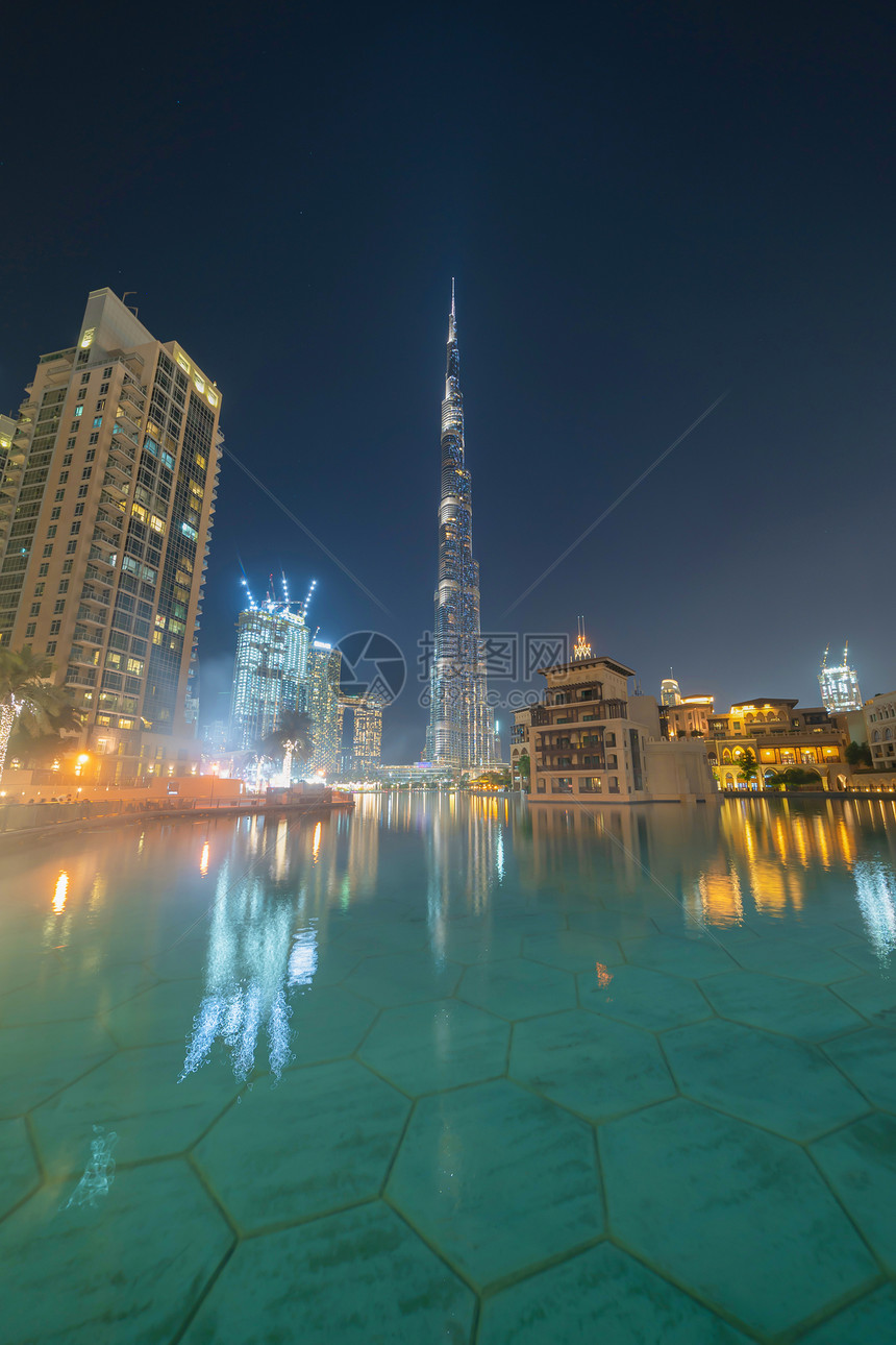 迪拜下城顶楼和喷泉的BurjKhalifa阿拉伯联合酋长国或阿拉伯联合酋长国金融区和智能城市的商业区日落时是Skyscraper图片