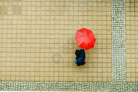 雨天时在城市街上行走的人拿着雨伞图片