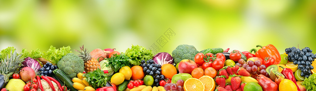 绿色模糊背景的水果和蔬菜宽阔的全景有免费文字空间图片