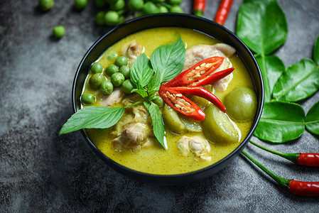 汤碗上泰国菜绿色咖喱图片