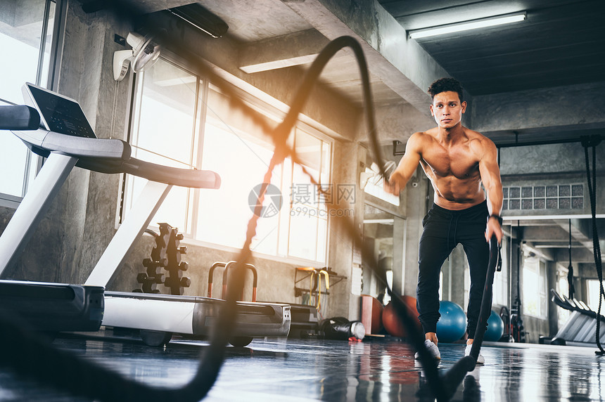 健壮的男性在健身房锻炼健身图片