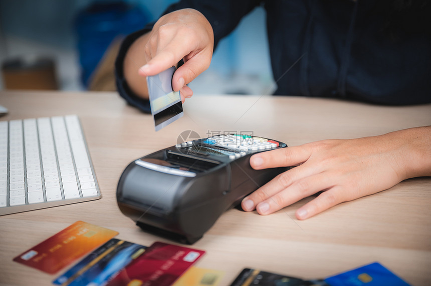支付信用卡机客户购买付款概念图片