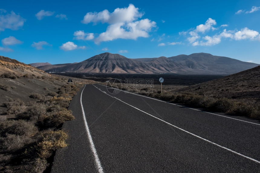在兰萨罗特的加那利岛有公路的火山景观图片