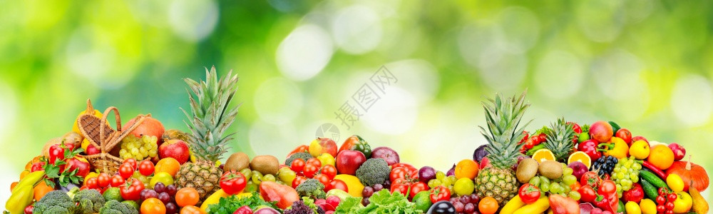 天然模糊绿色背景的大堆健康水果和蔬菜图片