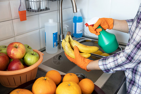 在厨房的水果上喷洒抗菌化学物质新冠19新冠大流行概念图片