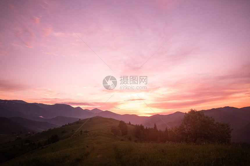 山上阳光明夏的清晨风景日出自然的美丽世界图片