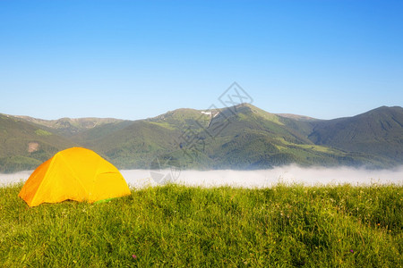 山自然的明亮黄色旅游帐篷图片