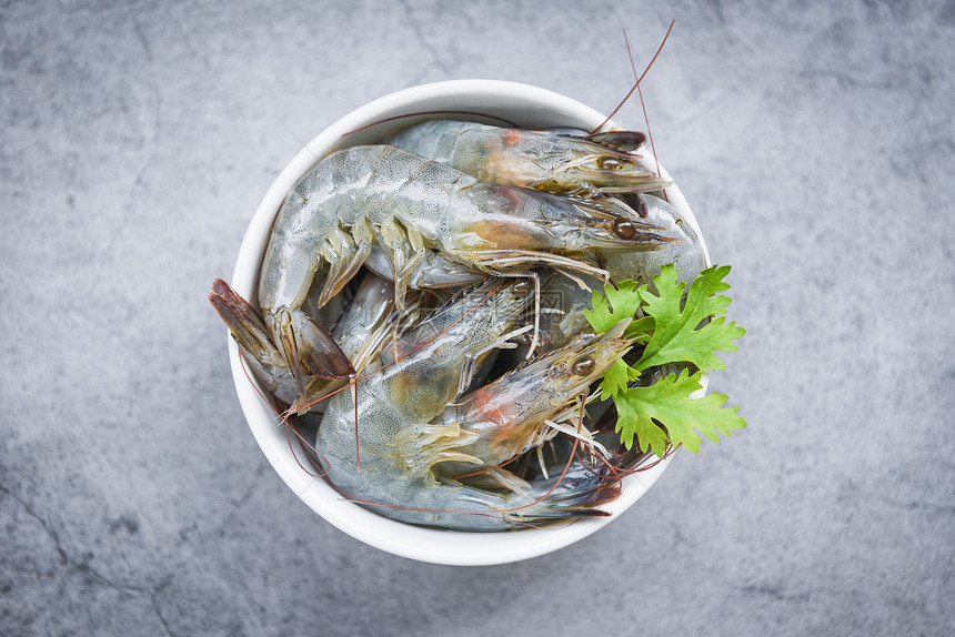 用于烹煮海产食品生虾的白碗新鲜图片