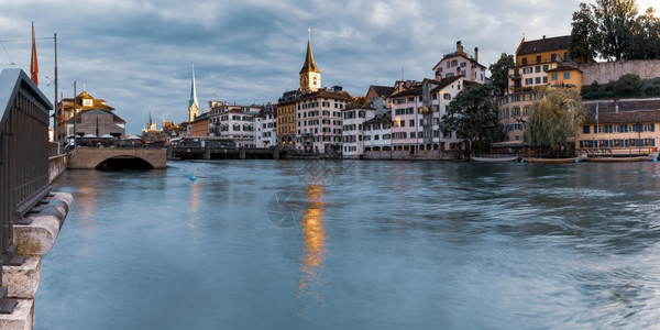 与Fraumunster和圣彼得教堂的Limmat河和Fraumunster和StechofStPeter上午在瑞士最大的城市苏大教堂高清图片素材