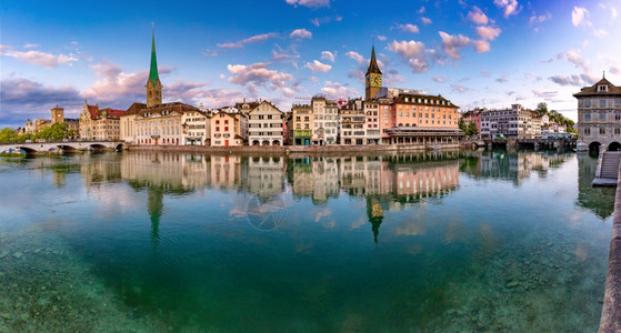 著名的Fraumunster圣彼得教堂和Limmat河瑞士最大的城市苏黎世旧日出时的全景瑞士最大的城市苏黎世旅游高清图片素材