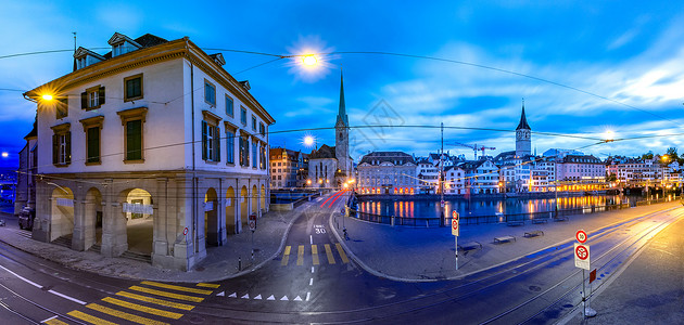 著名的Fraumunster和圣彼得教堂以及清晨蓝色时分在瑞士最大城市苏黎世老的Limmat河堤岸瑞士最大城市苏黎世纪念碑高清图片素材