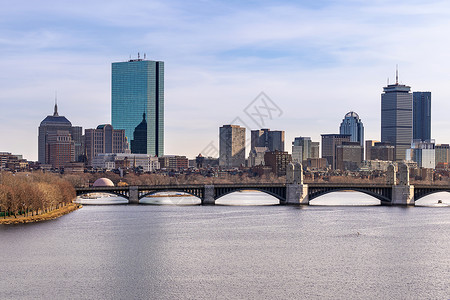 朗费罗桥波士顿市中心风景波士顿摩天大楼际沿着查尔斯河位于美国新英格兰州波士顿市马萨诸塞联邦州查尔斯河一带的办公楼背景
