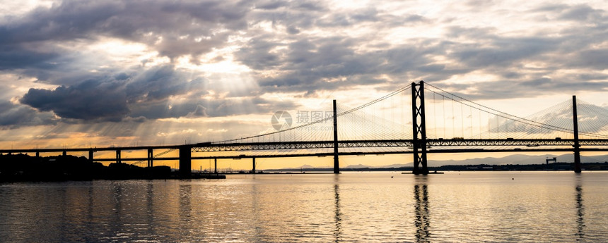 在英国爱丁堡的Forth路桥和Queensferry交叉桥图片