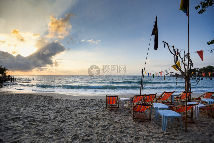暑假沙滩上椅自然漂游美丽的夏季风景和热带假日落或出有海和黄天空洋背景的政党滩上则有热带假日落或出图片