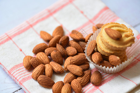 餐桌布上杏仁坚果早餐健康食品的杏仁饼干背景高清图片