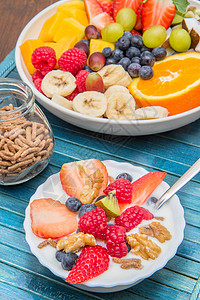甜美的早餐酸奶和水果燕麦高清图片素材