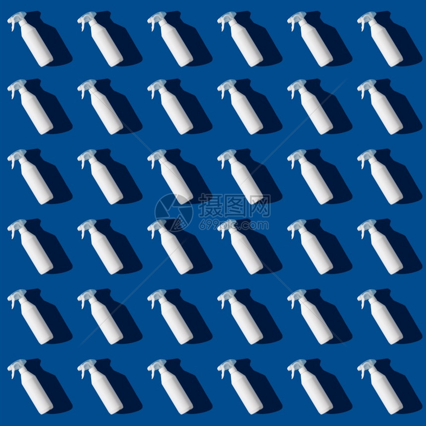蓝地模式的空清洁喷雾瓶平坦的躺下最顶端视图房屋清洁服务和家管理概念蓝地模式的空清洁喷雾瓶平坦的躺下最顶端视图图片