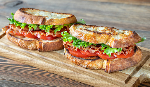 BLT三明治加培根生菜和番茄图片