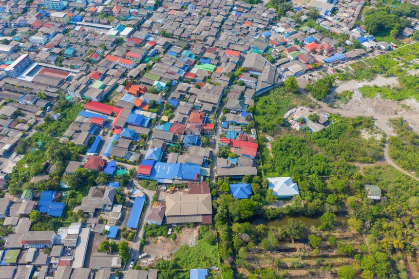 村舍屋顶的空中观察泰国曼谷市中心住宅楼亚洲城市建筑景观背顶层图片