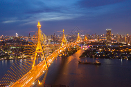 BhumibolBridge和ChaoPhraya河的空中夜景图片