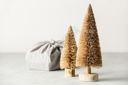 圣诞树可再利用的持续生纺织礼品包装替代零废物概念图片