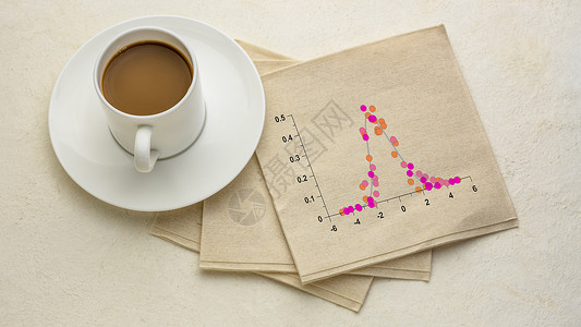 高西亚在餐巾纸上分布的数据图表上面有咖啡杯不确定统计和概率念背景