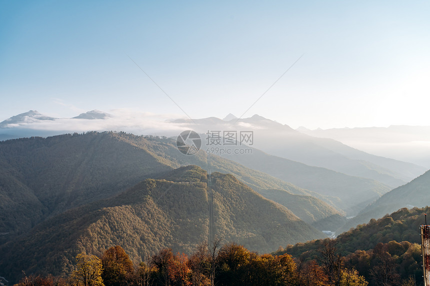 多年来迷人的景色美丽山地景色美丽的山地和天空图片