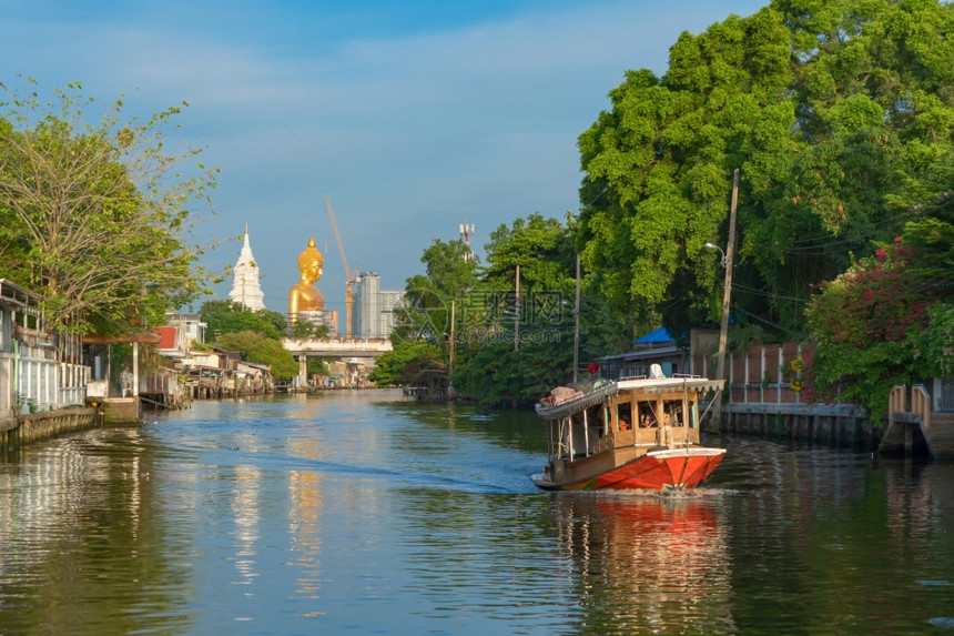 泰国曼谷城市ChaoPhraya河上乘船在法西查罗安区的WatPaknamPhasiCharioenTemple上图片