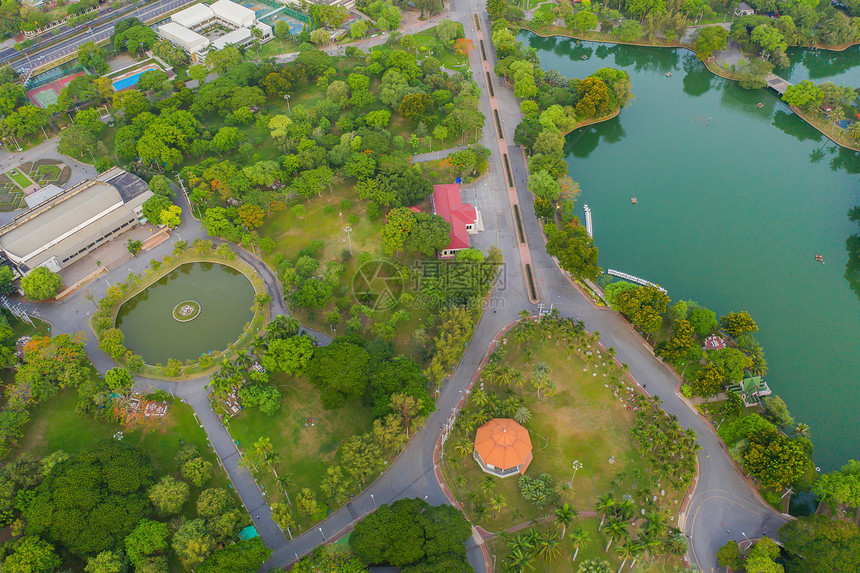 Lumpini公园花绿树的空中顶层景象和反射智能城市绿色生态区泰国曼谷中午环境自然景观背图片