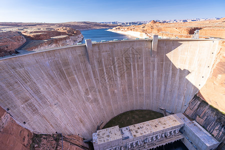 pageGlenCanyonDam与Pawell湖一起在美国亚利桑那州Page市沙漠农村地区美国陆界环境水资源库和电力概念背景