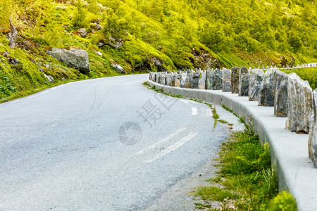 穿过挪威山脉的公路美丽景观旅行和游挪威山区的公路景观图片