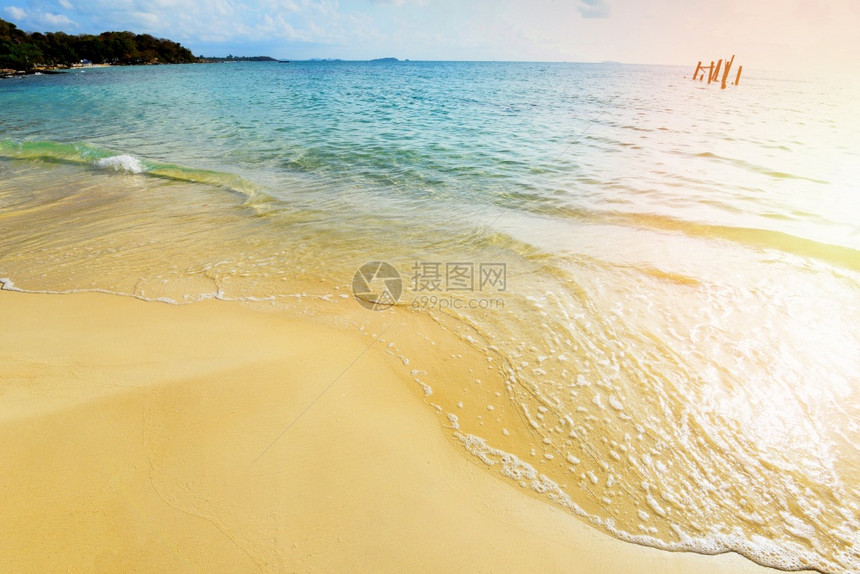沙滩海浪水和岸景对美丽的热带景观海滩滨岛屿的展望这些岛屿有海洋蓝色天空和泰国暑假沙滩度地的背景图片