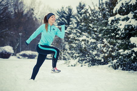 冬季运动户外健身时装自然锻炼健康概念图片
