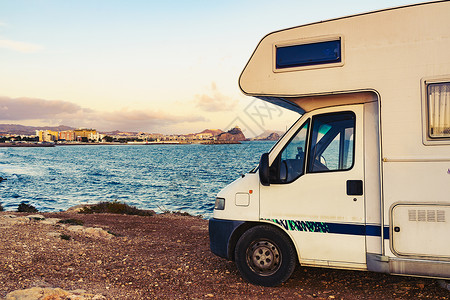 在西班牙海岸边旅游的露营房车图片