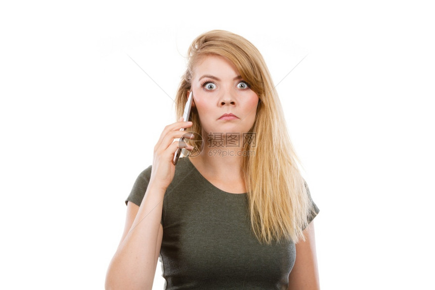 愤怒的年轻金发女人在电话上聊天愤怒的年轻女人在电话上聊天图片
