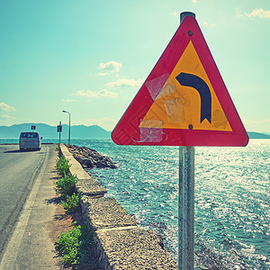 路口的标志海边图片