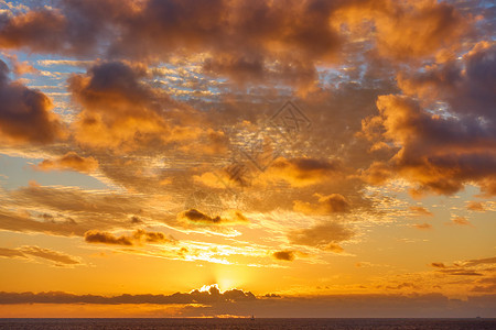 背你一辈子日落时大西洋上空的天中橙色云层海景背有你自己的文字带有空间光标的背景背景