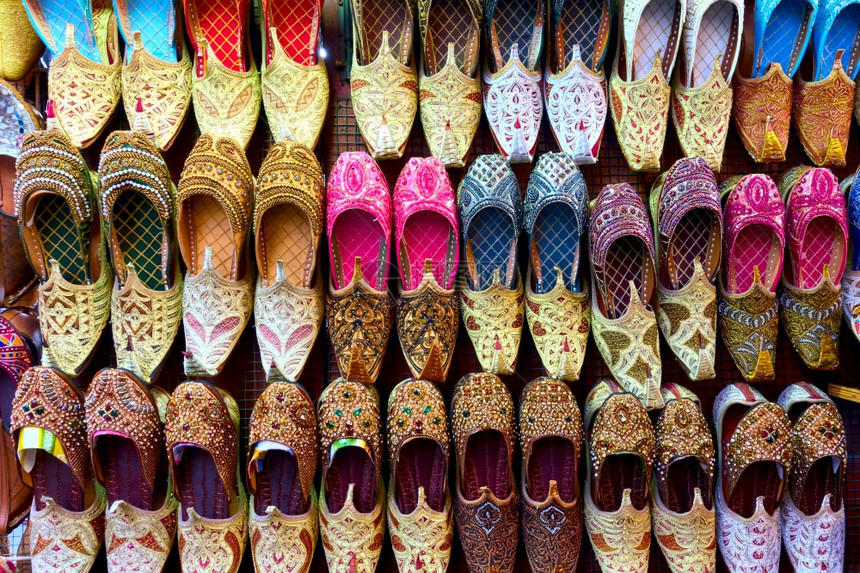 市场摊位上多姿彩的阿拉伯面包圈鞋图片