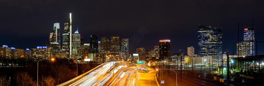费城摩天大楼际线全景晚上在费城市中心的市中心用高速公路交通照亮舒尔基尔高清图片素材