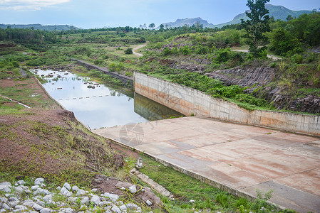 水坝后面的排运河从湖泊排水运河库抽取多余的工厂高清图片素材