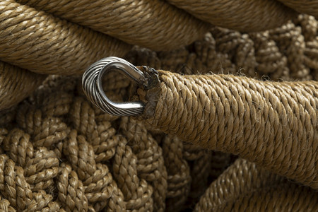 新的手工结绳子用金属环把整条绳子合上图片