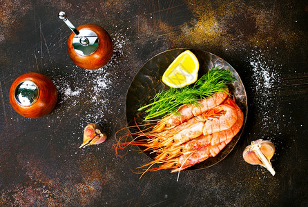 餐桌上加盐和香料的煮虾高清图片
