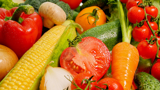 玉米品种厨房桌上新鲜切开蔬菜的近照片用于健康食品和无转基因生物产品的背景Diet营养和新鲜蔬菜Vegan和素食者背景厨房桌上新鲜切开蔬菜背景