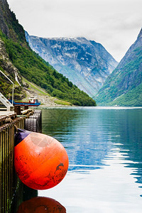 有红浮标球的码头诺韦峡湾和山峰背景斯堪的纳维亚州挪威背景的码头图片