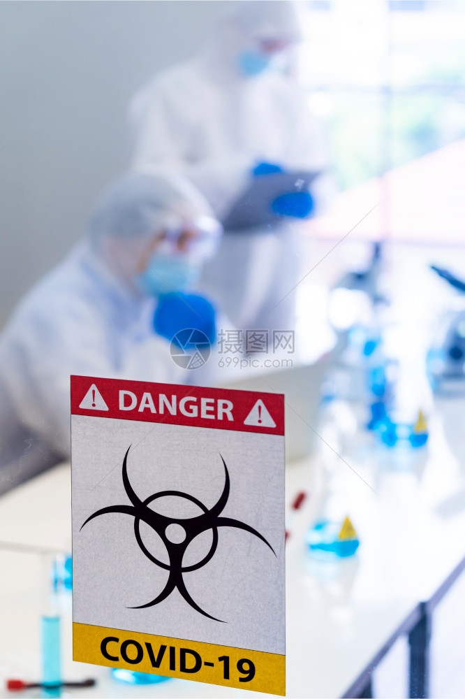 实验室前有新冠19日冕具有从事Ncov19疫苗工作和研究的科学家背景为世界流行病情况提供疫苗图片
