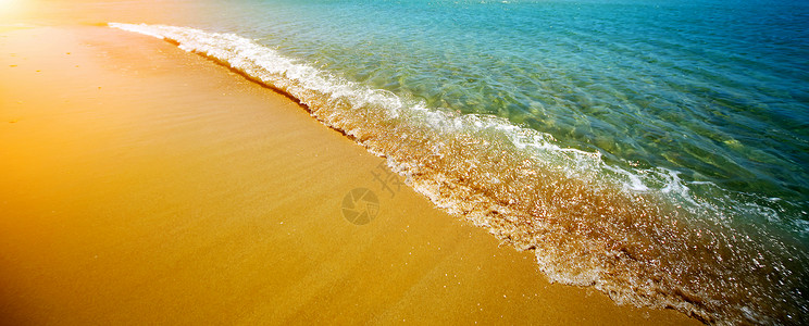 蓝海波和金沙自然横向背景图片