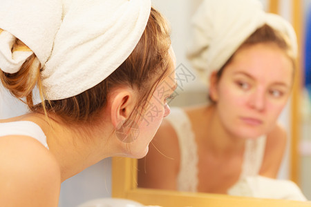 在浴室用清洁水洗脸的妇女照顾外衣的孩早间卫生皮肤护理治疗在浴室洗脸的妇女卫生背景图片