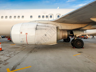 在机场停放的大型喷气式飞机的发动机照片图片